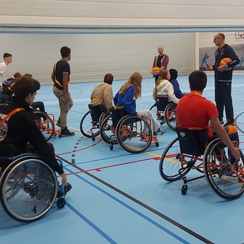 Leerlingen Praktijkonderwijs spelen rolstoelbasketbal!